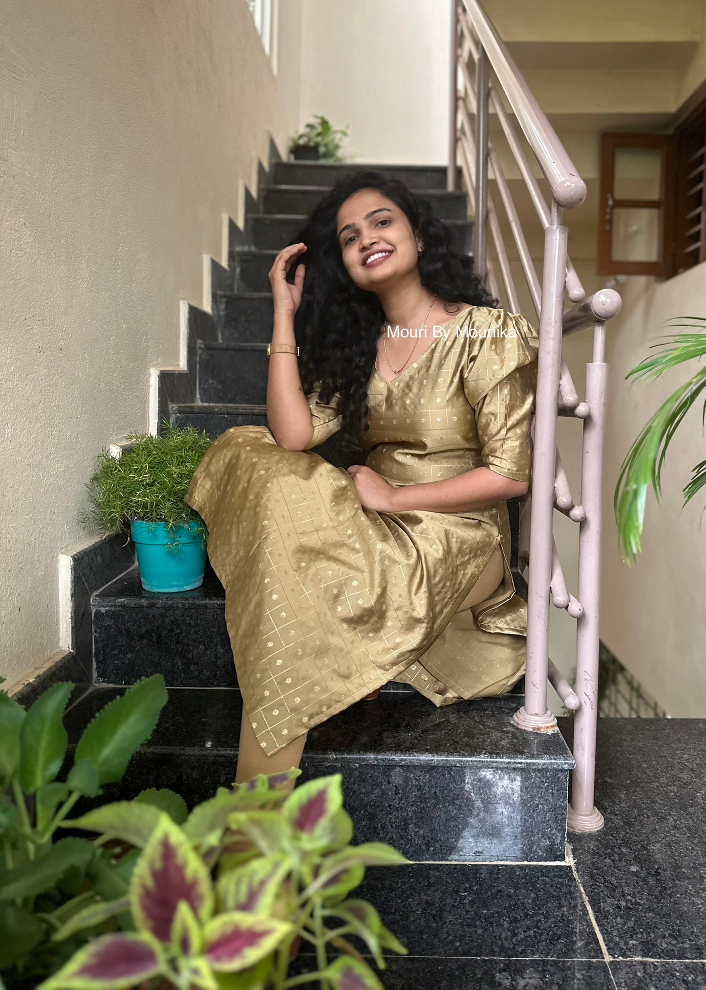 Aarani Gold kurti