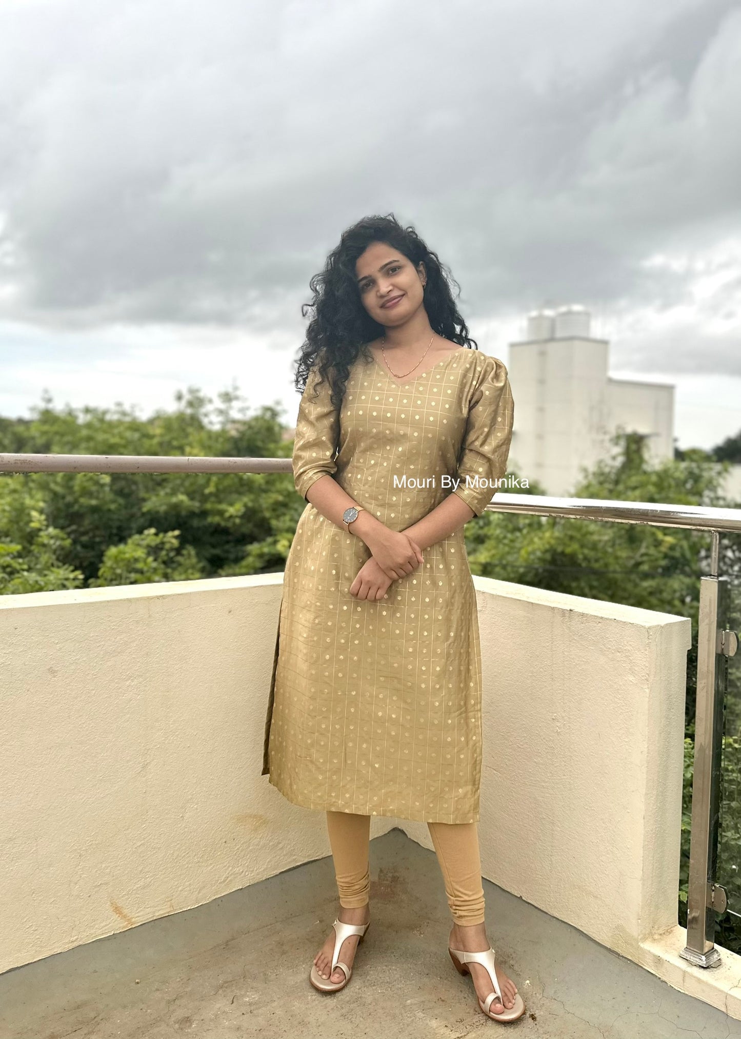 Aarani Gold kurti