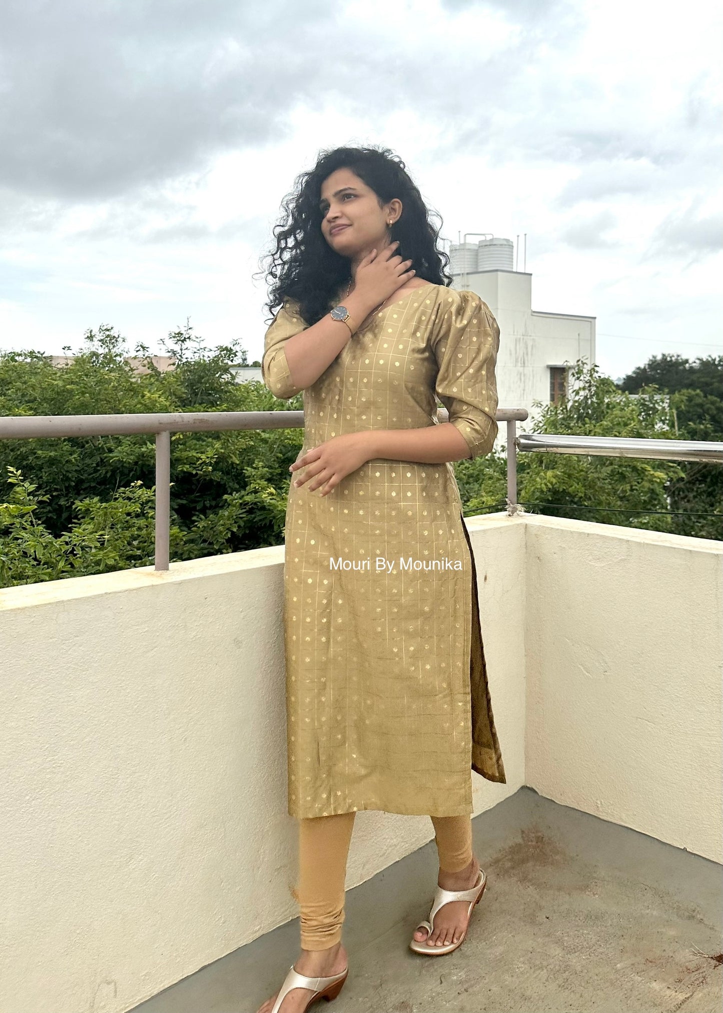 Aarani Gold kurti