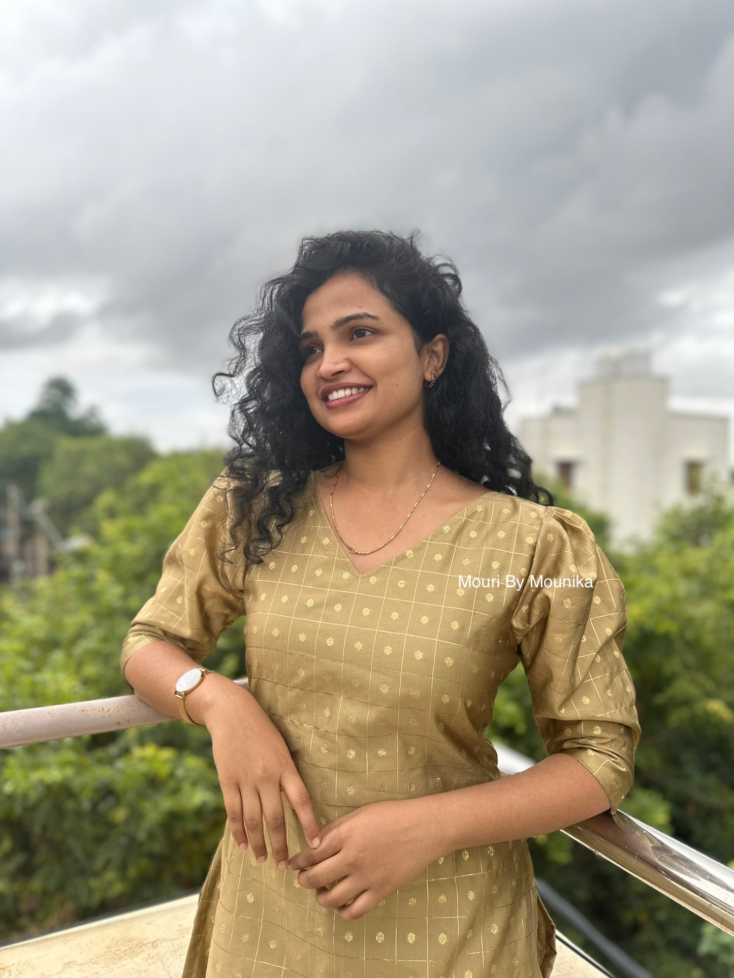 Aarani Gold kurti